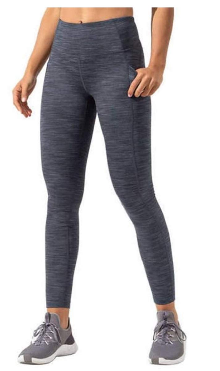 U yalash uchun uni etagining ostiga qoydi Tualet videosidan foydalangandan keyin kunnilingus